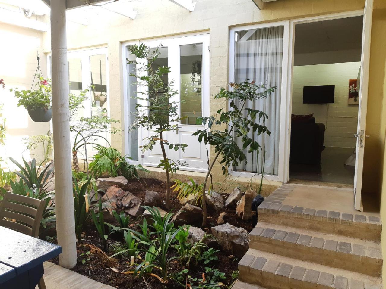 Hornbill House Self Catering Accommodation Херманус Екстериор снимка